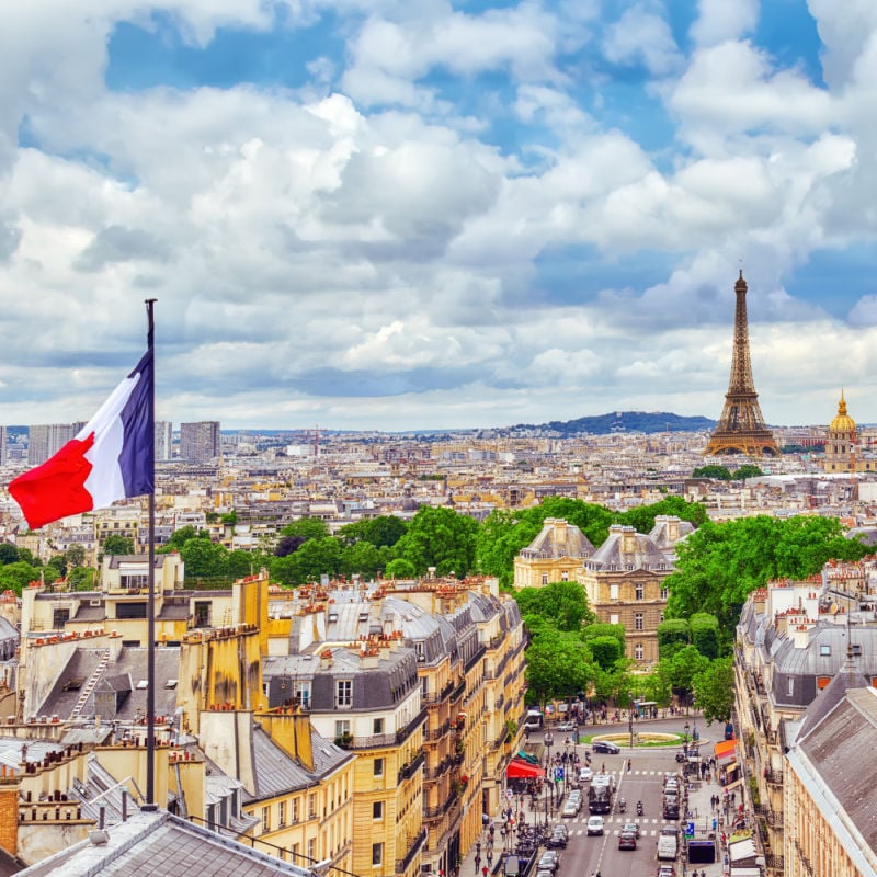 Belle vue panoramique sur Paris depuis le toit du Panthéon. Vue sur la Tour Eiffel et le drapeau de la France.